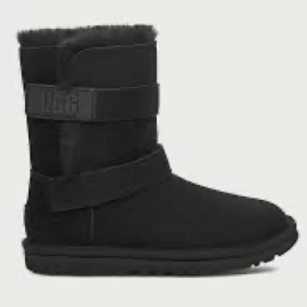 New UGG Bailey Graphic Logo Strap Boot in Black Women’s Size 7